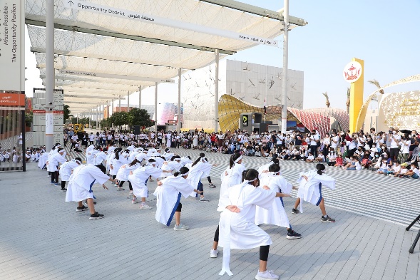 Sun Plazaで行われたウェルカム催事では、ドバイ日本人学校の小学1年生～中学3年生の生徒約130名が伝統的な民謡「ソーラン節」をアレンジした「南中ソーラン」を踊りました